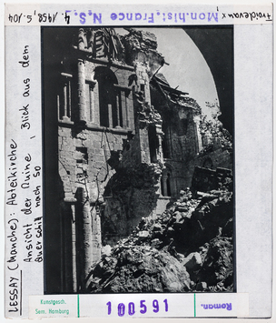 Vorschaubild Lessay (Manche): Ehemalige Abteikirche, Ansicht der Ruine, Blick aus dem Querschiff nach Südosten 